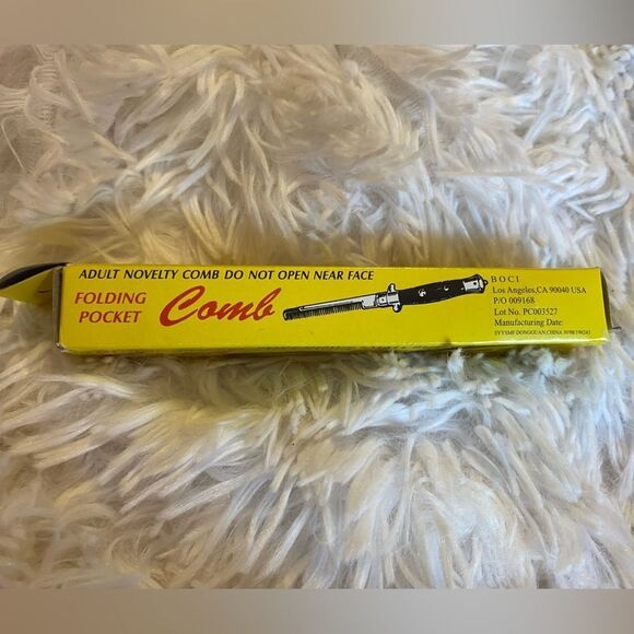 *NIB* Folding Pocket Comb Novelty Gift - Picture 2 of 3